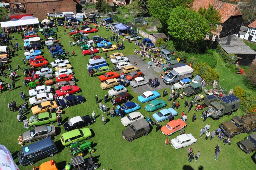 Der Festplatz in Eilsdorf war mit Fahrzeugen und Besuchern gefüllt.