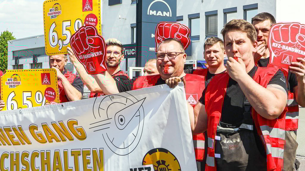 Beschäftigte von "MAN Truck & Bus" in Barleben sind Mittwoch in den Ausstand getreten.
