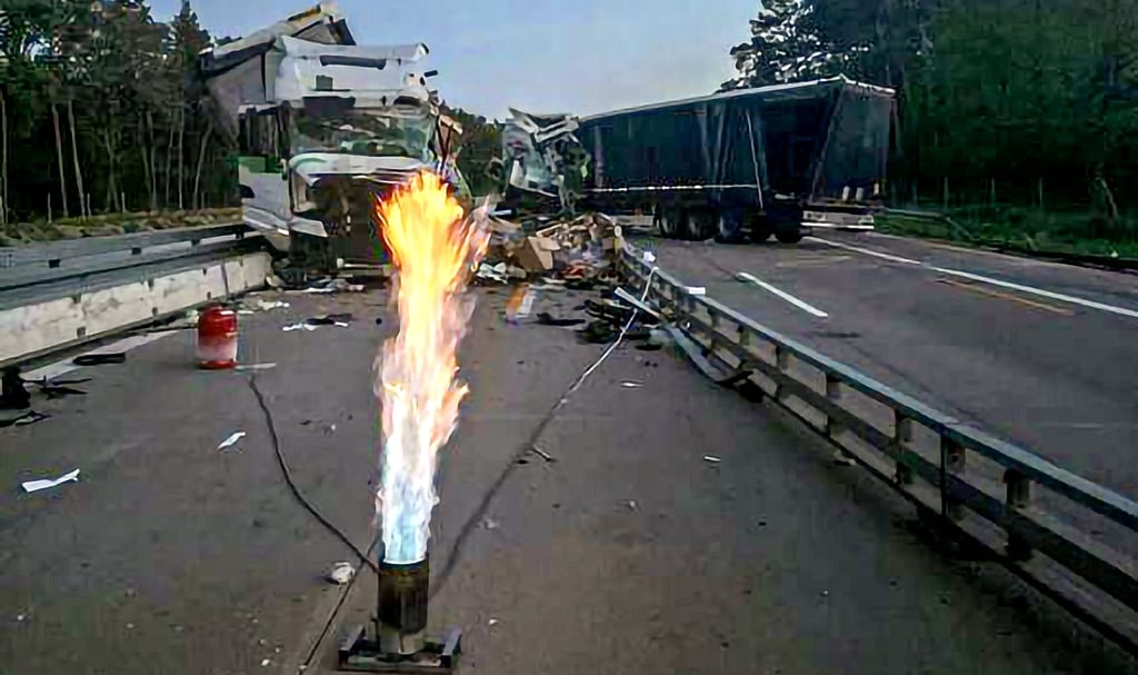 Der eine unfallbeteiligte Lkw wurde mit Gas betrieben: Das wurde mit Hilfe der Feuerwehr Coswig kontrolliert abgebrannt.