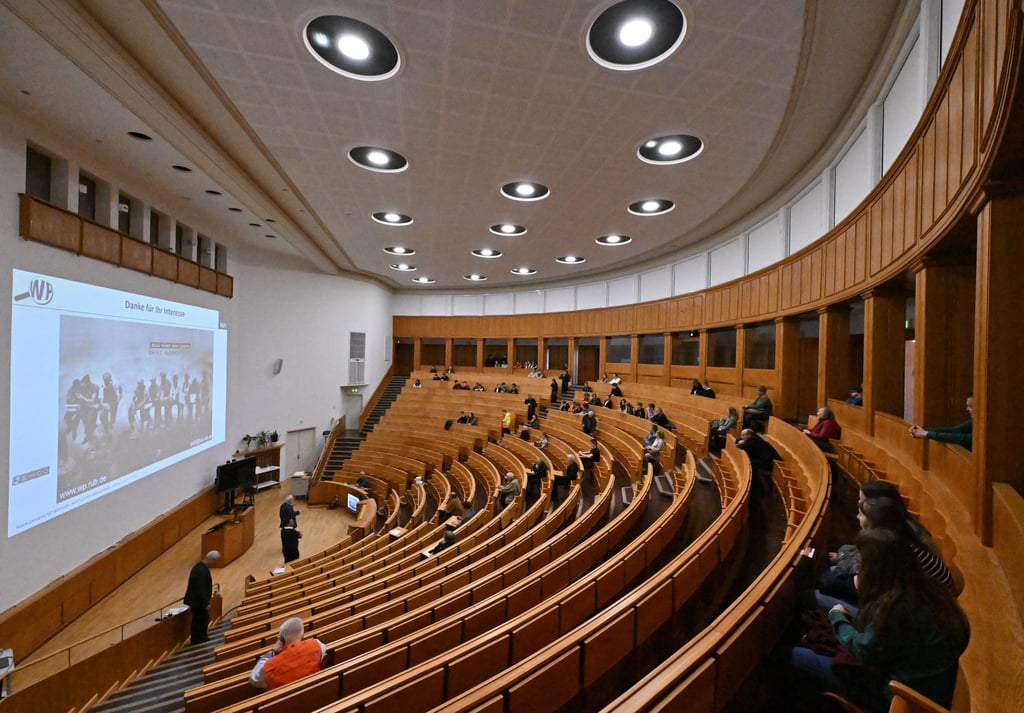 Hörsaal der Friedrich-Schiller-Universität Jena. An den 11 Universitäten und Fachhochschulen in Thüringen haben im vergangenen Jahr 819 Studierende ein Deutschlandstipendium erhalten. (Symbolfoto)