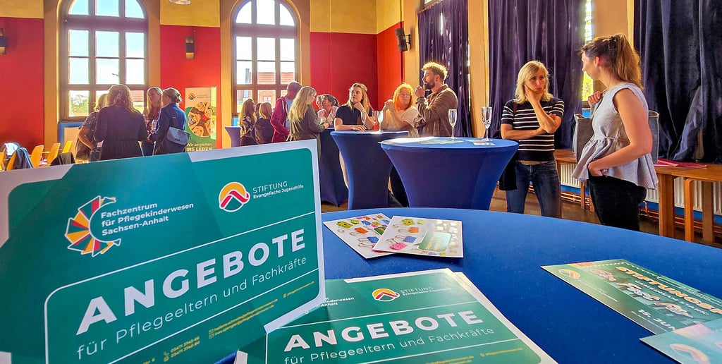 Wegbereiter und Wegbegleiter des Fachzentrums, Experten und Vertreter aus der Politik kommen miteinander ins Gespräch.