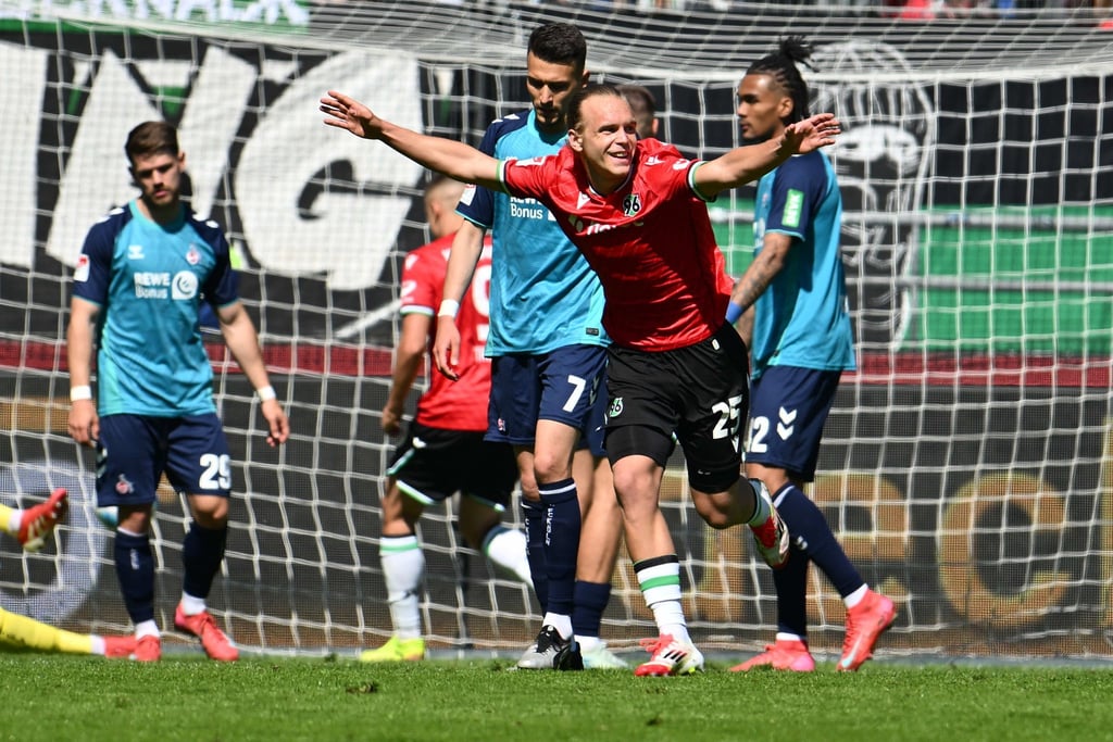 Lars Gindorf spielt auch in Zukunft für Hannover 96.