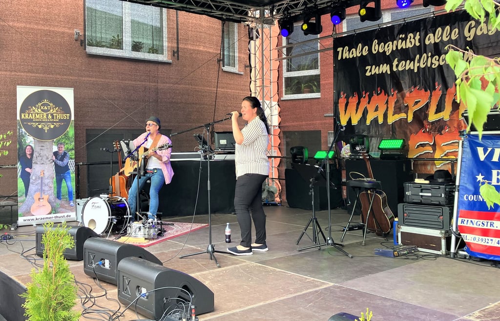 Das Acoustic-Duo Kraemer & Thust aus Quedlinburg macht Musik auf der Hauptbühne in Thale.