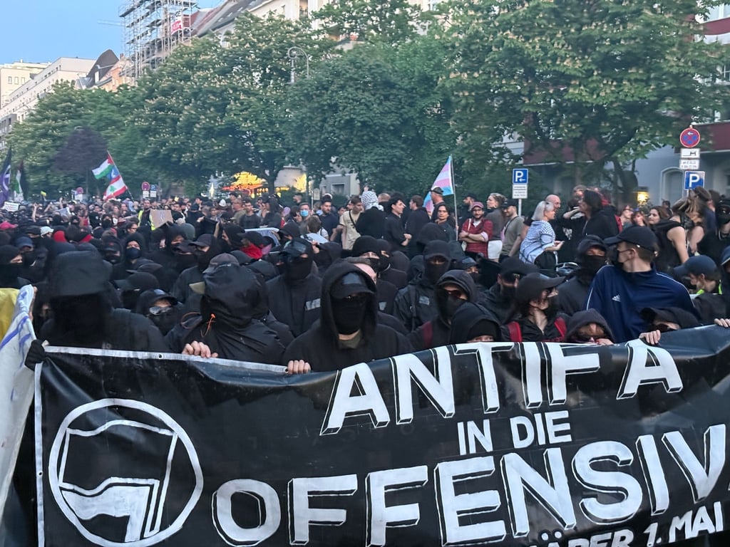Bei der abendlichen Demonstration zum 1. Mai in Berlin waren auch schwarz gekleidete Linksautonome dabei.