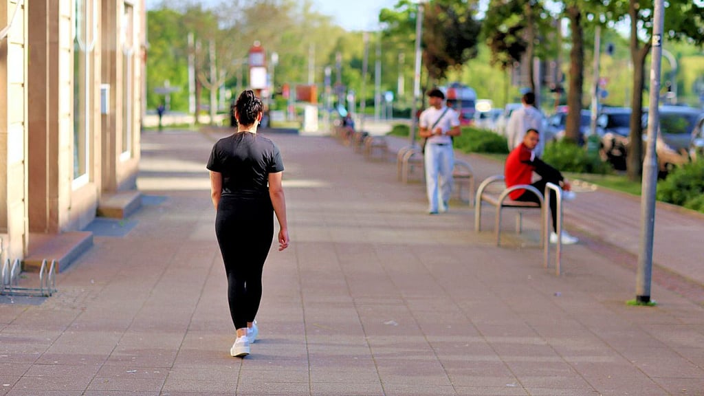 Blick in die König-Heinrich-Straße in Merseburg: Mit 19 Prozent Ausländeranteil kämpft Merseburg mit Integrationskosten. OB Müller-Bahr will 200 Euro pro Migrant direkt vom Staat, um lokale Herausforderungen zu lösen.