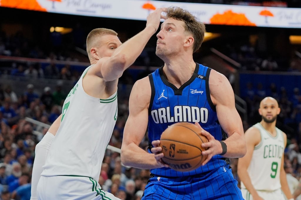 Franz Wagner (r.) war mit Orlando in den Playoffs an Titelverteidiger Boston gescheitert.