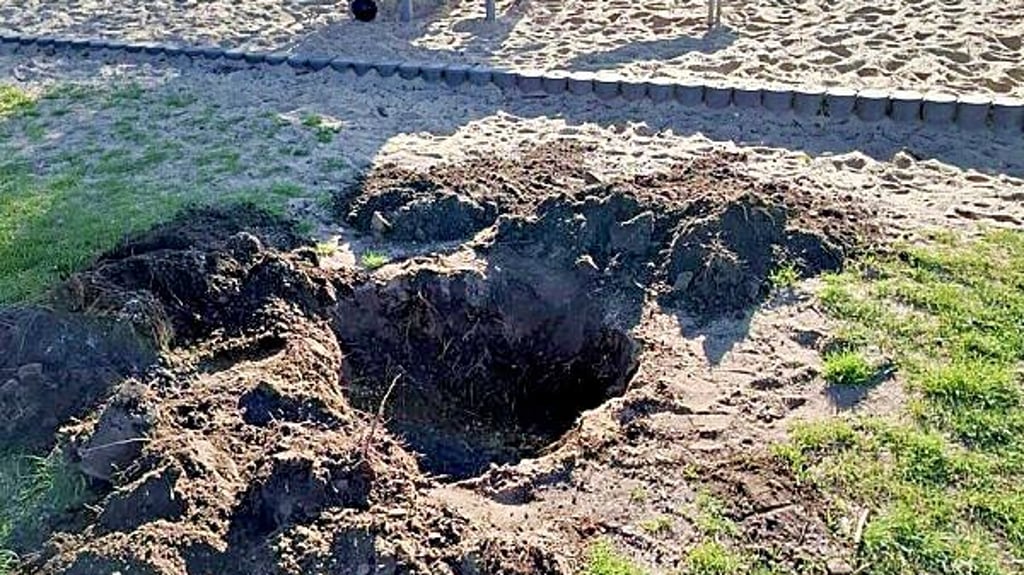 Anstelle des Federwippers fand eine Mutti am Mittwoch dieses Loch auf dem Spielplatz Kalkstraße in Staßfurt vor.