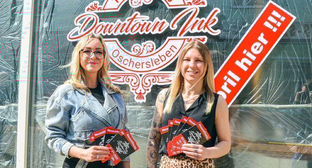 Elisabeth Graf (links) und Angelique Thomas eröffnen ihr neues Tattoostudio in der Halberstädter Straße in Oschersleben.