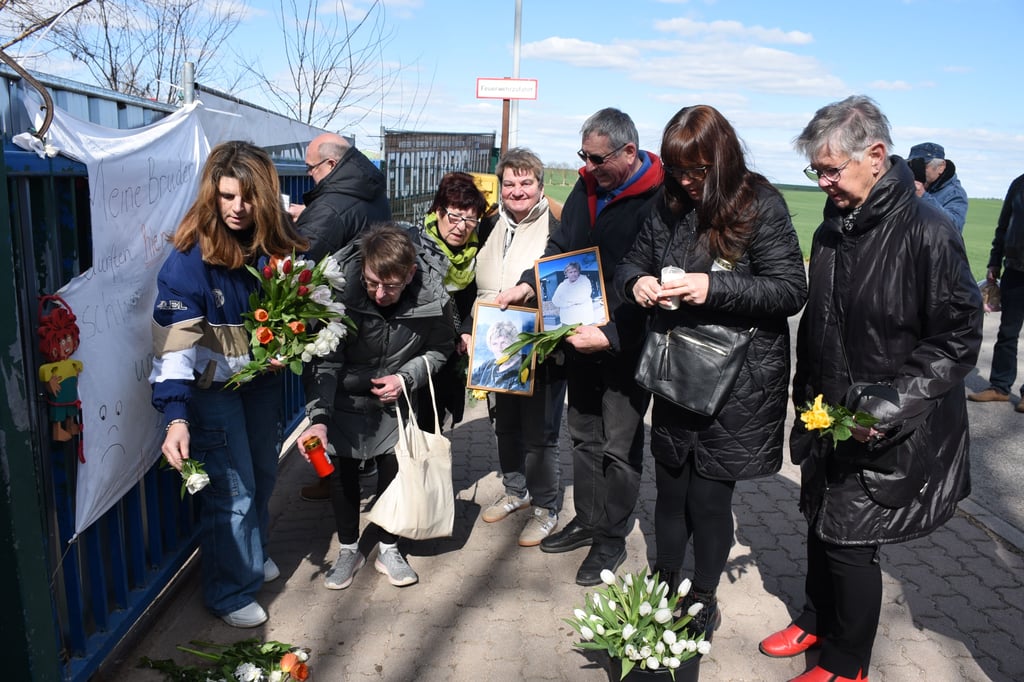 Nach dem Bekanntwerden des Todes ihrer ehemaligen langjährigen Campingfreundiun hatten sich zahlreiche Camper am Tor vor der gesperrten Anlage spontan zu einer Trauerfeier getroffen und Blumen niedergelegt.