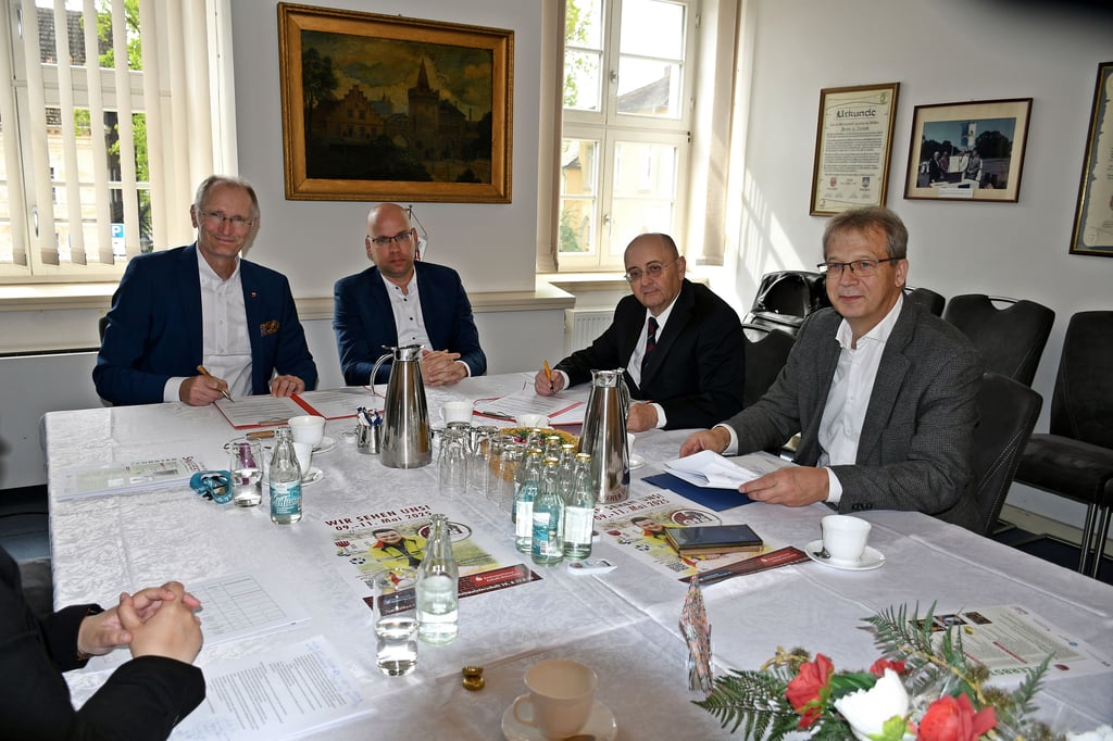 Andreas Dittmann, Volker Krüger, Markus Klatte und Ralf Butzke (v.l.) unterzeíchnen die Sponsorenverträge zur Gewerbefachausstellung.