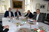 Andreas Dittmann, Volker Krüger, Markus Klatte und Ralf Butzke (v.l.) unterzeíchnen die Sponsorenverträge zur Gewerbefachausstellung. 
