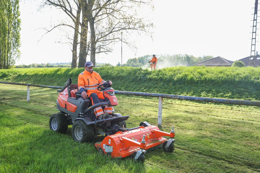 Die Mitarbeiter des Teucherner Bauhofs haben allein schon mit der Grünpflege alle Hände voll zu tun. Wie hier am Sportplatz Gröben, wo man am Montag das Kinderfest für den 1. Mai vorbereitet hat.