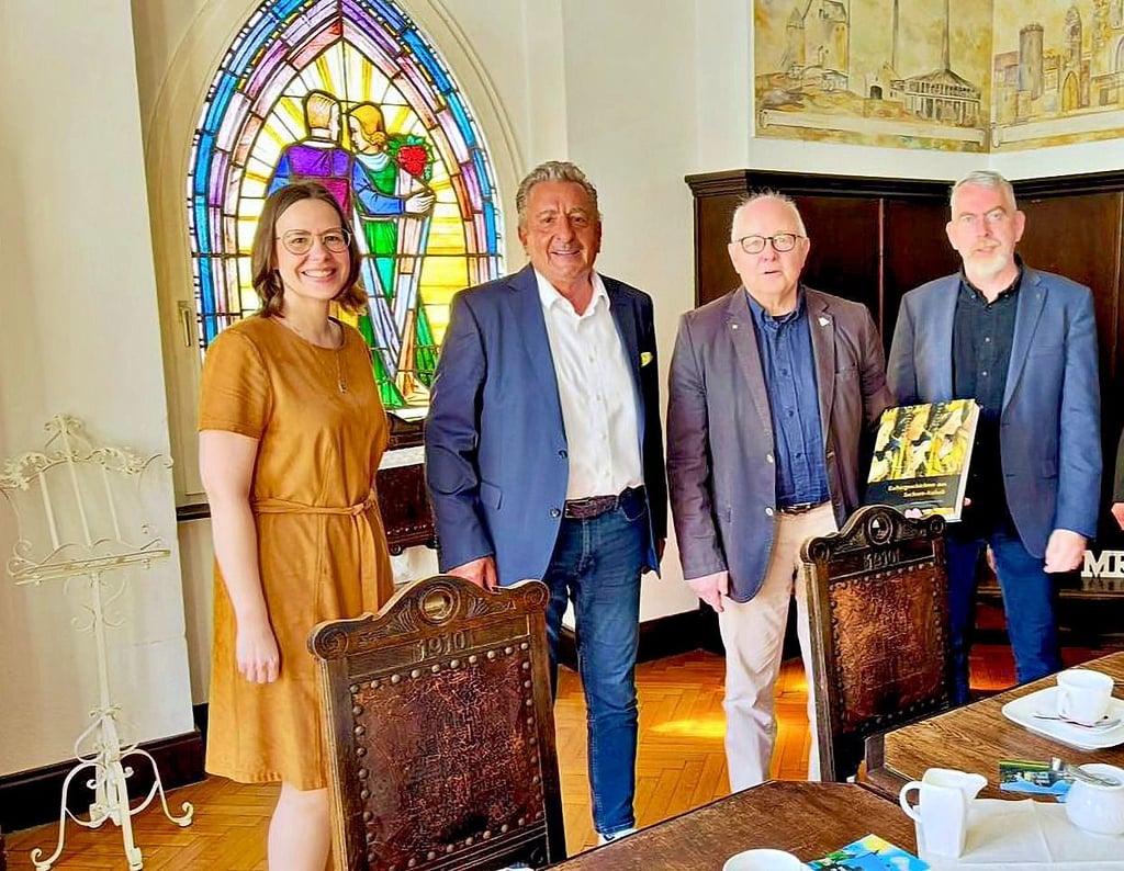 Der Germanistikprofessor Hans-Joachim Solms (2.v.r.) vom „WortWerk Wittenberg“ übergab Bücher an die Barbyer Stadtbibliothek. Mit dabei Amtsleiterin Sophie Conrad, Landtagspräsident Gunnar Schellenberger und Bürgermeister Jörn Weinert (r.).