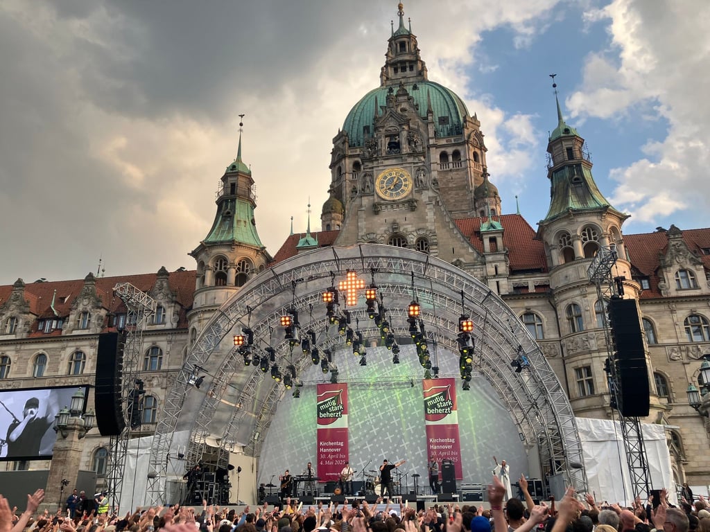 Gentleman singt auf dem Platz der Menschenrechte vor Tausenden Besuchern.