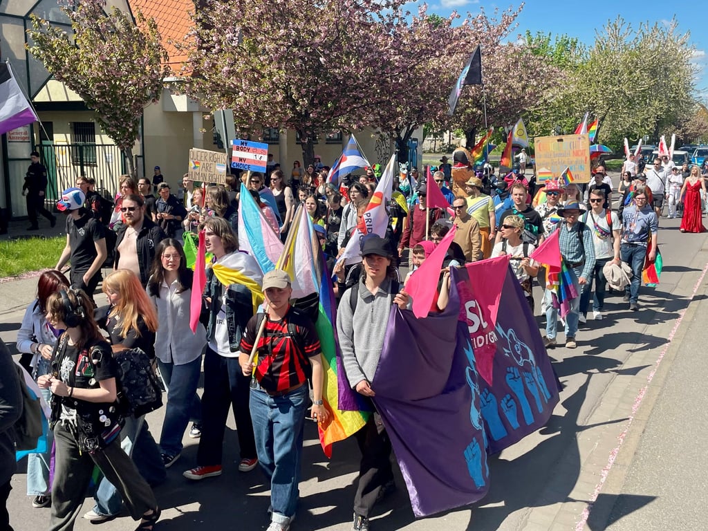 Der CSD in Schönebeck war erst friedlich, wurde dann am Abend abgebrochen - und sorgt jetzt weiter für Schlagzeilen.