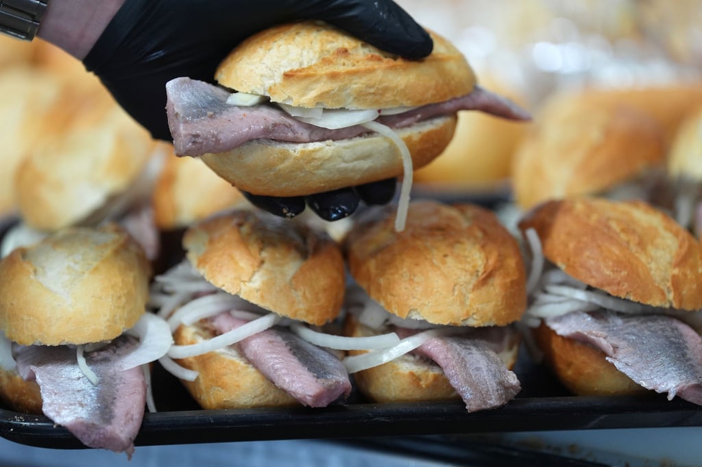 Matjes und Zwiebelringe sind der klassische Belag des Fischbrötchens. Am 3. Mai ist Weltfischbrötchentag.