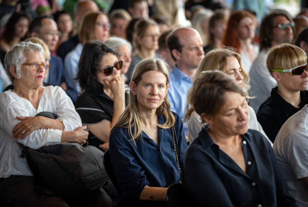Aino Laberenz (M.) schenkte das Schlingensief-Werk der Neuen Nationalgalerie.