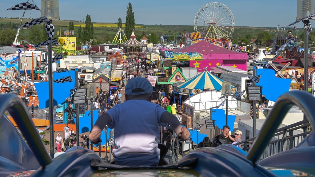 Anfang Mai findet die Eisleber Frühlingswiese statt. Dort gibt es mit Fahrgeschäften, Gewerbeschau und Meisterschaften einiges für Jung und Alt zu erleben.