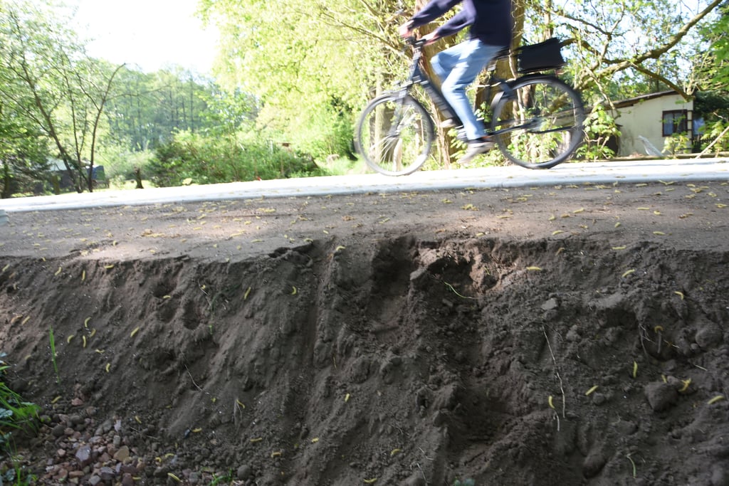 Am Teufelsweg ist die Böschung des neu angelegten Radweges bereits zertrampelt. Das liegt daran, dass Kleingärtner ihre Flächen erreichen müssen.