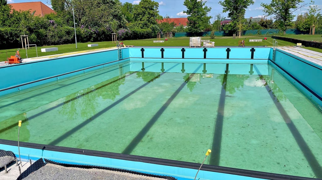 Wer in diese Richtung schaut, kann erkennen, wie gepflegt der Grünbereich des Freibades bereits ist.
