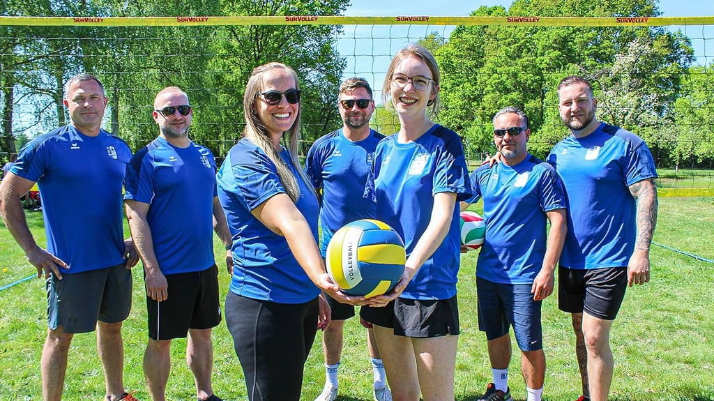Das Volleyball-Team um Laura Bertram (l.) und Julia Müller tritt gegen sieben weitere Mannschaften an und gewinnt das Turnier.