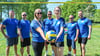 Das Volleyball-Team um Laura Bertram (l.) und Julia Müller tritt gegen sieben weitere Mannschaften an und gewinnt das Turnier.