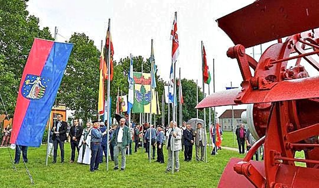 In der „Allee der Elbestädte“ wehen die Flaggen aller anrainenden Kommunen von der Quelle im tschechischen Riesengebirge bis zur Mündung in die Nordsee.