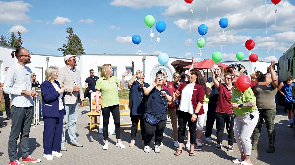 Das Pflegeteam von Humanas ließ zur Eröffnung des Wohnparks Luftballons mit Wünschen steigen.