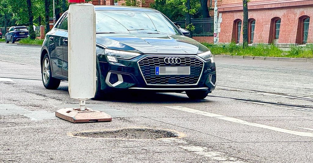 So sieht es nicht nur in der Reilstraße aus. Wo Krater besonders gefährlich sind, stehen Warnbaken.