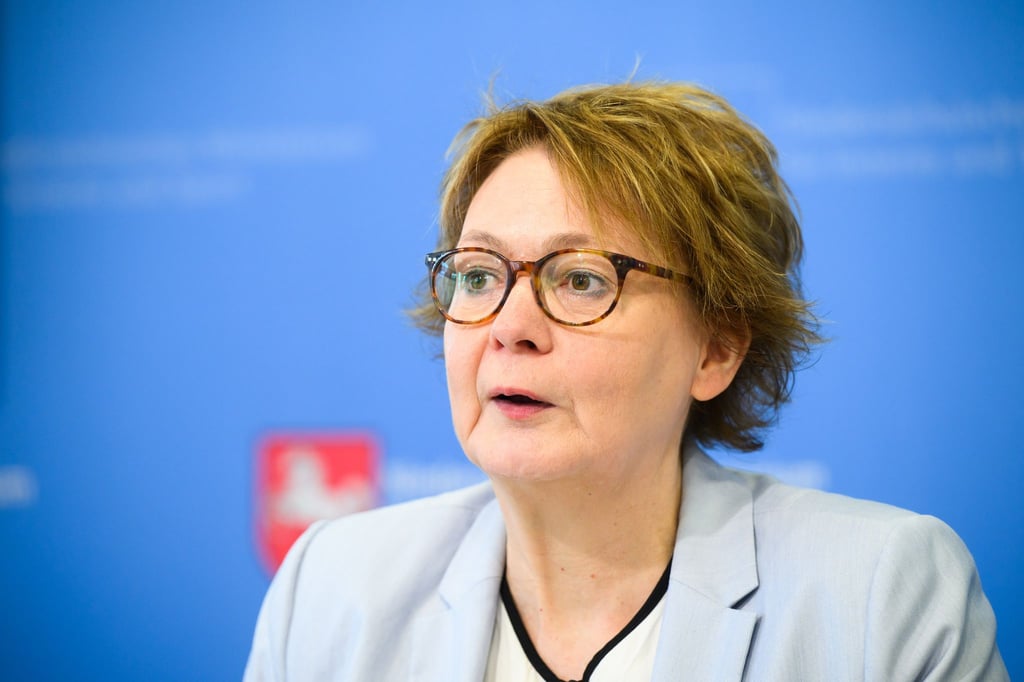 Dass die Bodycam des Polizisten beim tödlichen Einsatz in Oldenburg ausgeschaltet war, sorgt für Kritik. Ministerin Behrens will die Ermittlungsergebnisse zunächst abwarten. (Archivbild)