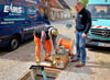 Uwe Krieg (l.) und Marc Landgräbe, der als EMS-Netzmeister die Baustelle betreut, am Einblasautomat in der Schulzenstraße in Barby. 