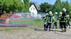 Sieben Mädchen und Jugen der Kinderfeuerwehr führen beim Tag der offnen Tür an der Stendaler Feuerwache einen Löschangriff vor. 