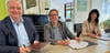 Hochschulkanzler Tobias Koch, Volkmar Proschwitz (AWW) und Stadtbürgermeisterin Doreen Krüger (v. li.) unterzeichneten in Friedensau den Vertrag zur Übergabe der Kita-Trägerschaft.
