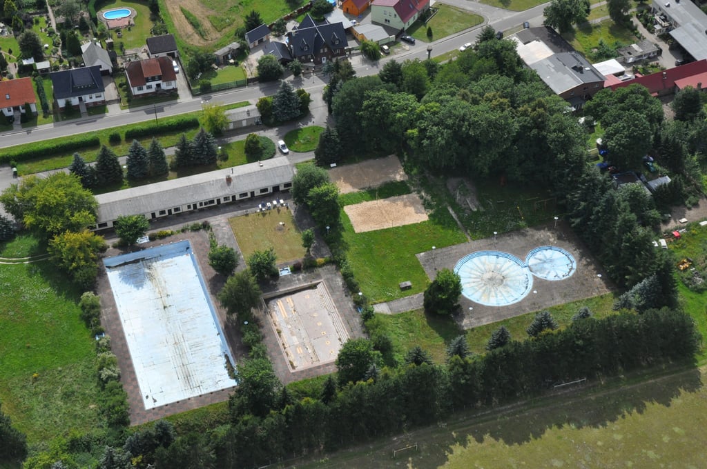 Ein Bild aus vergangenen Tagen: Das Freibad Mieste mit 50-Meter-Becken, Nichtschwimmer- und Kinderbecken nach zweijähriger Schließung.