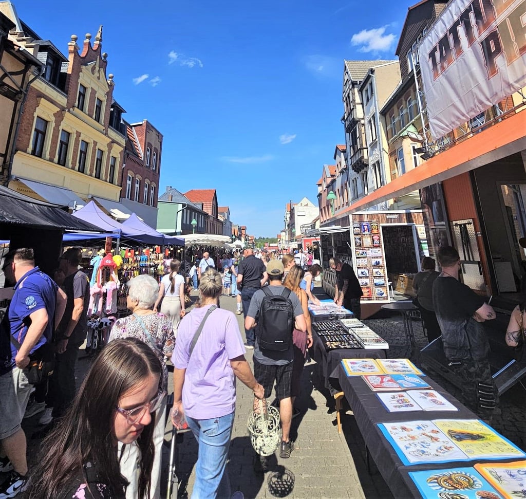 Die Karl-Marx-Straße ist zum Thalenser Walpurgismarkt geworden.
