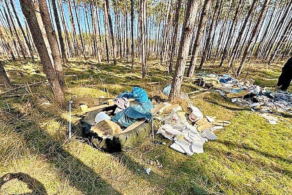 Illegal abgeladener Müll in einem Waldstück bei Grabow.