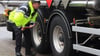Die Polizei kontrolliert in Sachsen-Anhalt eine Woche lang verstärkt Lkw und Busse.