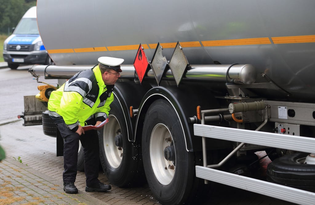 Die Polizei kontrolliert in Sachsen-Anhalt eine Woche lang verstärkt Lkw und Busse.