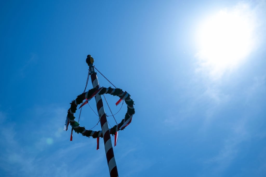 Maibäume sind in einigen Regionen eine Tradition. (Symbolbild)