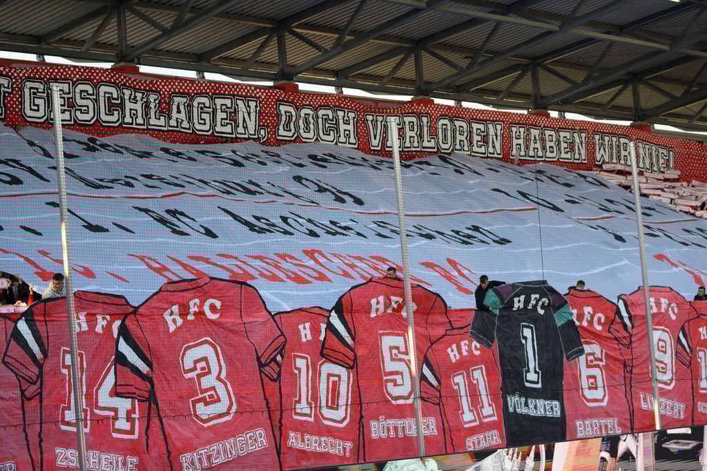 Die Fans des Halleschen FC ehrten die Mannschaft von 1994/95 mit einer großen Choreographie.