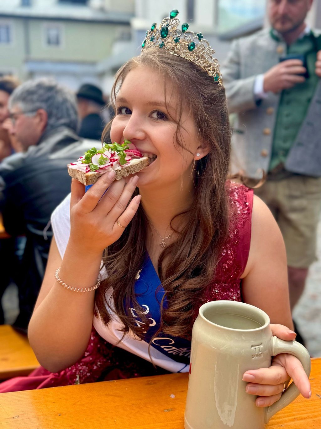 Na dann: Guten Appetit! Calbes Bollenkönigin beim Radieschenfest in Tirol.