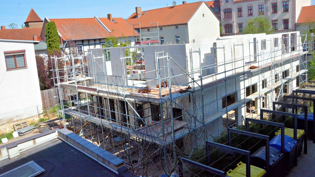 Weil das beauftragte Bauunternehmen Insolvenz anmelden musste, herrscht auf der Baustelle in der Bülstringer Straße Stillstand.