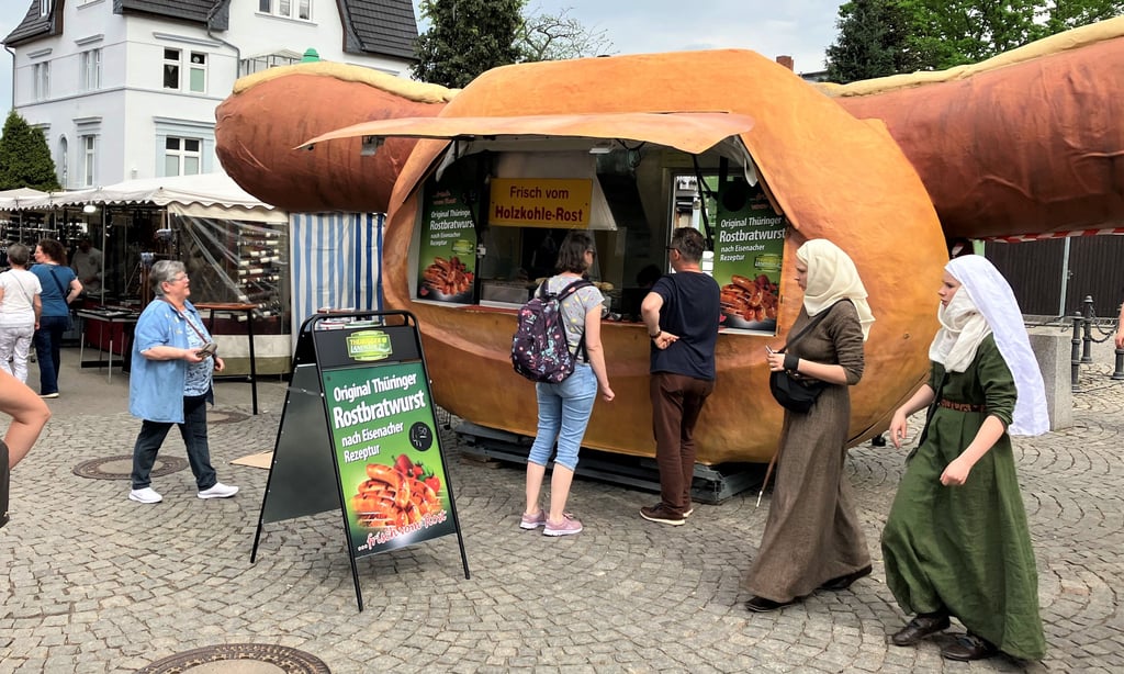 Zwei Mittelalter-Frauen schlendern über den Walpurgismarkt in Thale.