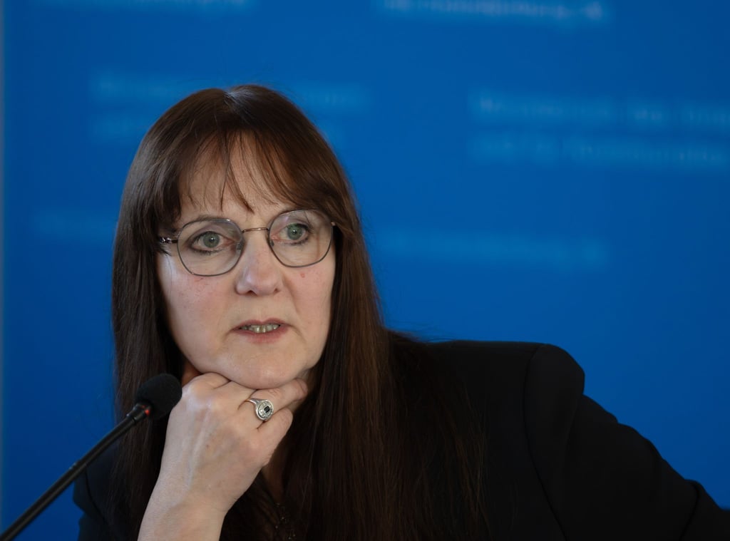 Der Bundesverfassungsschutz stuft die AfD nun als gesichert rechtsextremistisch ein. Brandenburgs Innenministerin Lange (SPD) sieht den Zeitpunkt der Bekanntgabe wenige Tage vor der Regierungsbildung in Berlin kritisch.
