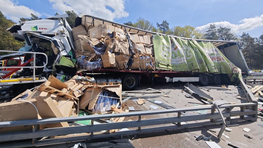 Am 30. April kollidierten auf der A9 bei Köselitz gegen 12.10 Uhr frontal zwei Sattelzüge.