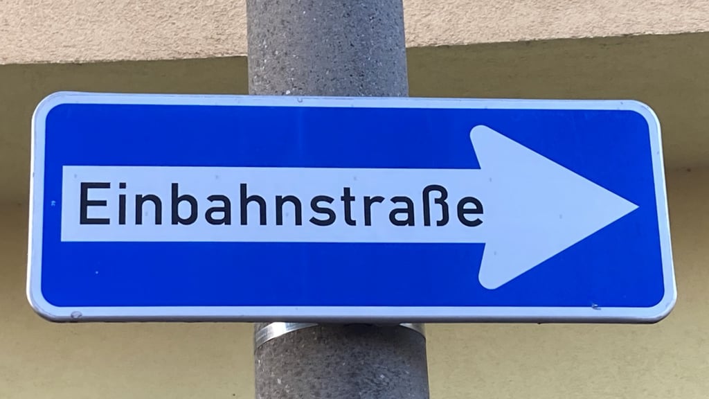 Weil der schmale Ascherslebener Weg in Westdorf regelmäßig von Lkw genutzt wird, diskutiert man über eine Einbahnstraßen-Lösung.