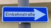 Weil der schmale Ascherslebener Weg in Westdorf regelmäßig von Lkw genutzt wird, diskutiert man über eine Einbahnstraßen-Lösung.