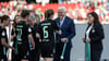Große Ehre: Bundespräsident Frank-Walter Steinmeier überreicht den Werder-Spielerinnen die Medaillen.