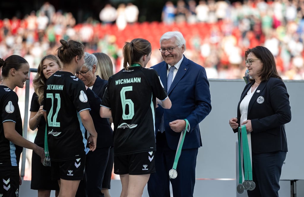 Große Ehre: Bundespräsident Frank-Walter Steinmeier überreicht den Werder-Spielerinnen die Medaillen.