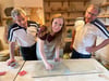 Nicole Hoffmann mit Henrik Thamm (links) und Rainard Mühlhaus vom Huy-Burgen-Lauf-Verein.
